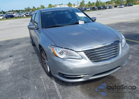 2013 Chrysler 200 Touring z USA, uszkodzony, nr VIN 1C3CCBBB0DN655951